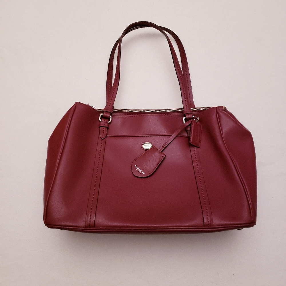 Beautiful Coach handbag 👜 cranberry red
